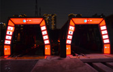 红色款林顿FX11系列隧道式电脑洗车机设备白天及夜间亮灯效果