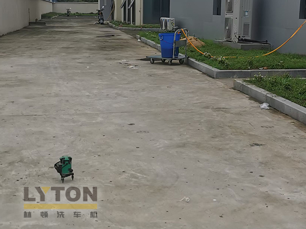 某客户成功引入林顿全自动洗车机，并于现场完成设备与地基的精准对接沟通