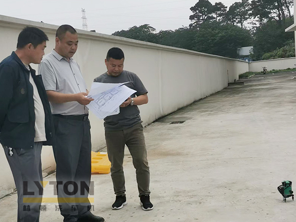 某客户成功引入林顿全自动洗车机，并于现场完成设备与地基的精准对接沟通