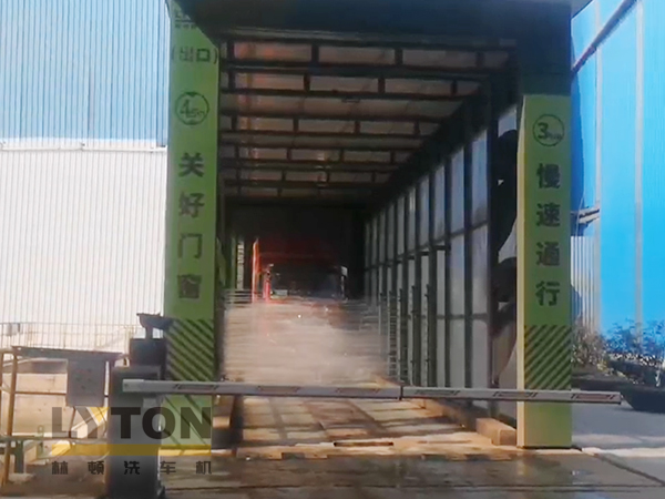 南京林顿ZX-400型自行式洗车机作业视频，广泛应用于园林环保、城市管理及固体垃圾填埋场、煤矿、有色金属矿场等场所